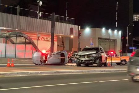 Acidente aconteceu na madrugada deste sábado (28/9), na região central de São Paulo. Duas pessoas ficaram feridas e um dos carros capotou - Metrópoles