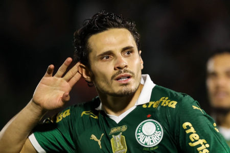 O jogador Raphael Veiga, da SE Palmeiras, comemora seu gol contra a equipe do C Atlético Mineiro, durante partida válida pela vigésima oitava rodada, do Campeonato Brasileiro, Série A, no Estádio Brinco de Ouro da Princesa.