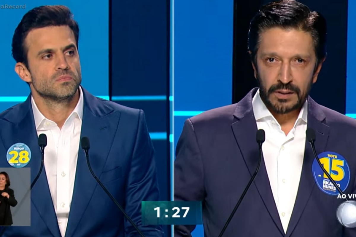 Imagem colorida traz reprodução de tela de TV com pablo marçal e ricardo nunes