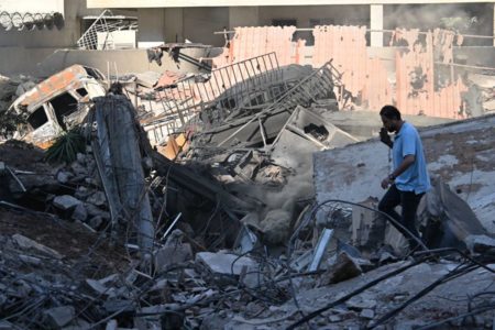 Destroços após bombardeio de Israel no Líbano