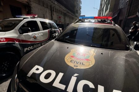 Três homens e uma mulher foram presos em flagrante após manterem casal em cativeiro por extorsão. Itens de valor foram recuperados - Metrópoles