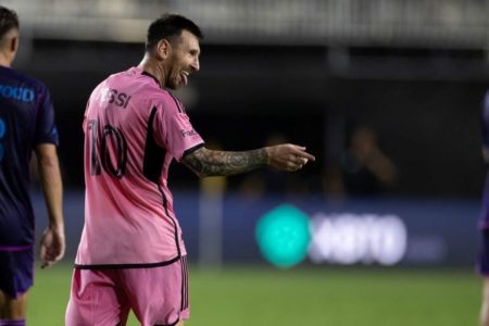 Lionel Messi #10 do Inter Miami CF comemora gol contra o Charlotte FC no Chase Stadium