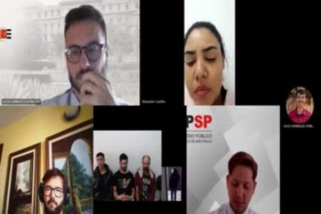 Reprodução de reunião no zoom, com cinco quadros de vídeos - Metrópoles