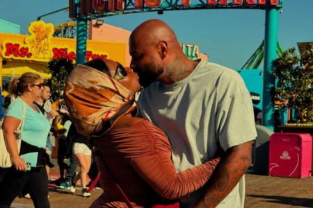 Imagem colorida de Jojo Toddynho beijando um homem