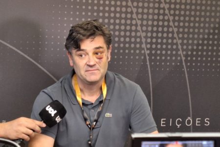imagem colorida mostra marqueteiro duda lima. ele está com o olho machucado