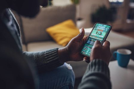 Imagem ilustrativa de pessoa jogando em bets - Metrópoles