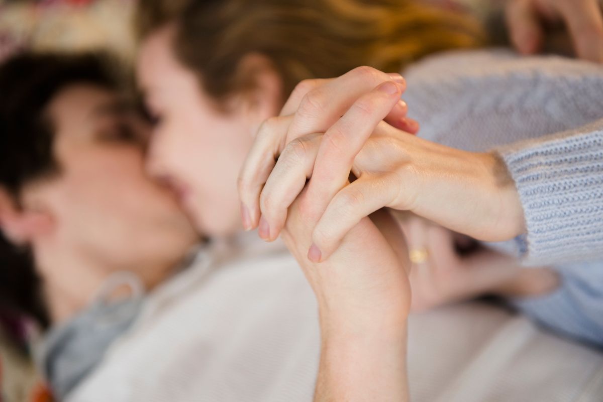 Foto colorida de um casal - Metrópoles