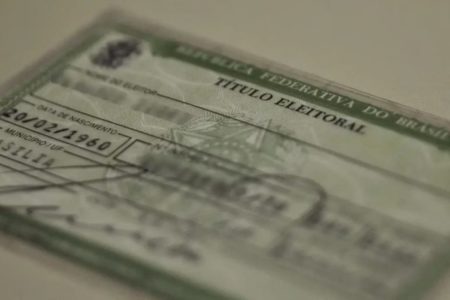 Não é necessário levar o título de eleitor físico para votar. Confira os documentos que são permitidos pelo TSE - Metrópoles