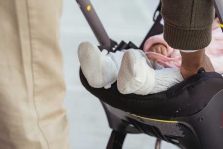 Imagem colorida de um bebê em um carrinho - Metrópoles