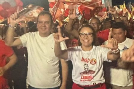 Foto colorida do deputado federal Elmar Nascimento fazendo "o L" em evento de campanha - Metrópoles