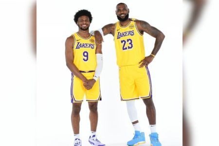 Foto colorida de LeBron James ao lado de seu filho, Bronny. Eles são companheiros de equipe no Los Angeles Lakers, da NBA - Metrópoles