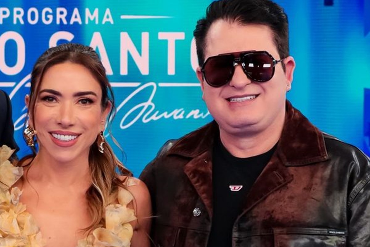 Marrone e Patricia Baravanel posam no palco do Programa Silvio Santos - Metrópoles