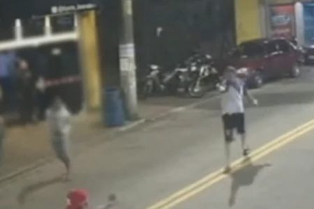 Imagem colorida de homem armado e atirando contra funkeiro. Metrópoles