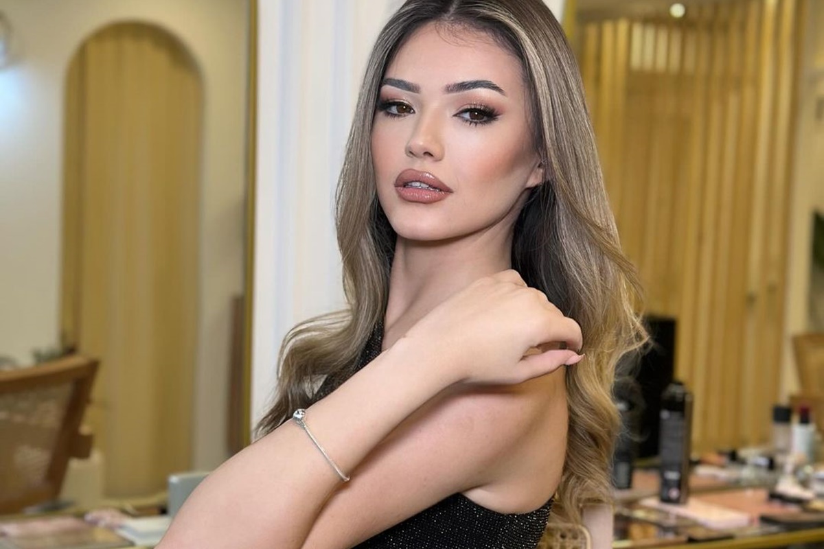 Kübra Aykut faz carão para a câmera com um look preto - Metrópoles