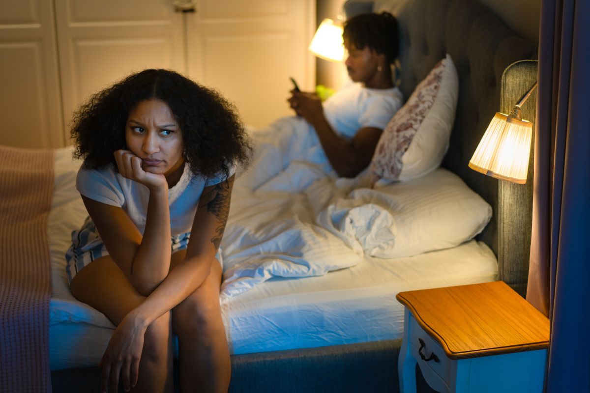 foto colorida de um homem e uma mulher na cama frustrados