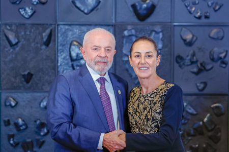 Imagem colorida do presidente Lula com Claudia Sheinbaum, presidente do México - Metrópoles