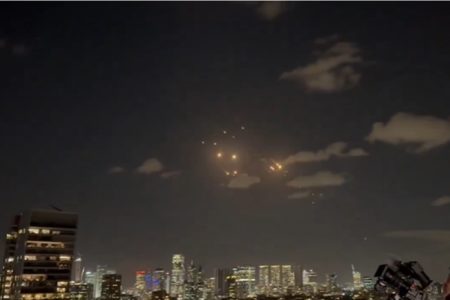 Imagem colorida mostra trecho de vídeo dos ataques do irã contra israel - MEtrópoles