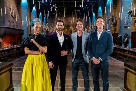 Imagem colorida de Harry Potter - Bruxos da Confeitaria mostra quatro pessoas posando para foto e sorrindo - Metrópoles