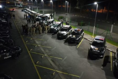 Imagem colorida mostra carros de polícia antes de ação contra grupo ligado ao PCC no litoral de São Paulo - Metrópoles