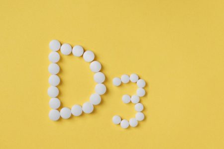 Comprimidos de vitamina D3 na vista superior de fundo amarelo. Conceito de vitamina d3. Inscrição D3.