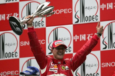 Foto colorida do piloto Michael Schumacher, da Ferrari, no pódio após vitóriano GP da China de 2006 - Metrópoles