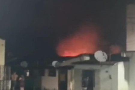 Imagem colorida, casa pegando fogo após mulher incendia-lá - Metrópoles