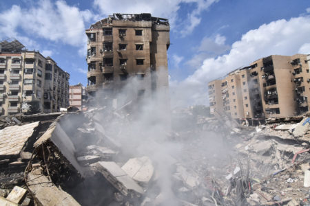 Destruição no local de um ataque aéreo israelense noturno nos bairros de Laylaki, Harat Hreik e Sant Tares, nos subúrbios ao sul de Beirute Metropoles
