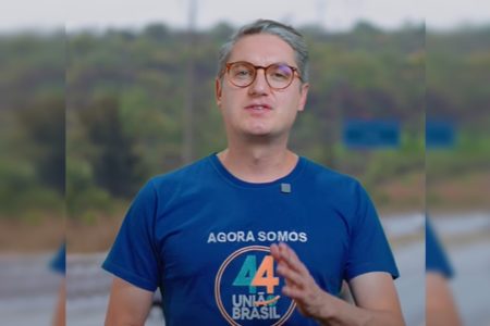 Foto colorida de homem branco e óculos