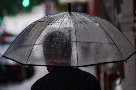 Homem com guarda-chuva