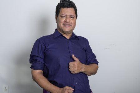 Print de um vídeo colorida de Welington Camargo, irmão de Zezé di Camargo - Metrópoles