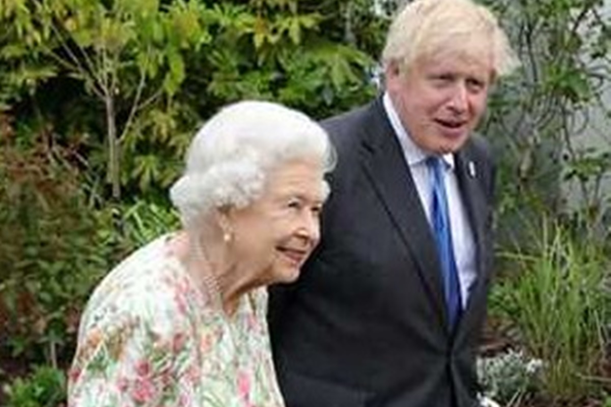 Boris Johnson e Rainha Eliabeth II caminham juntos durante compromisso real - Metrópoles