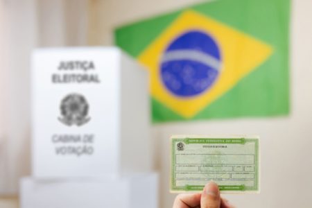 Imagem colorida de título de eleitor. Calendário eleitoral - Metrópoles
