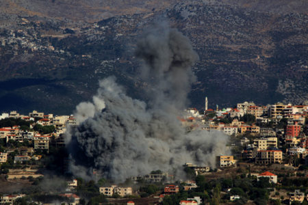 Fumaça após ataque aéreo israelense à cidade libanesa de Khiam, na fronteira sul, enquanto continuam os intensos combates entre as forças israelenses e militantes pró-iranianos do Hezbollah Metropoles