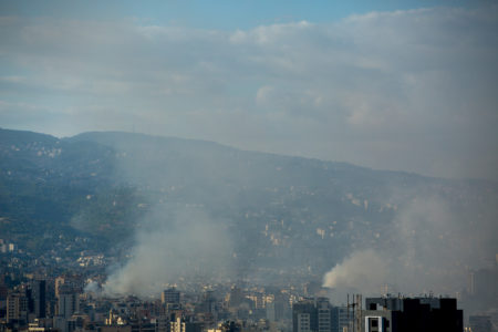 Fumaça de um ataque aéreo israelense à cidade libanesa de Khiam, na fronteira sul, enquanto continuam os intensos combates entre as forças israelenses e militantes pró-iranianos do Hezbollah Metropoles