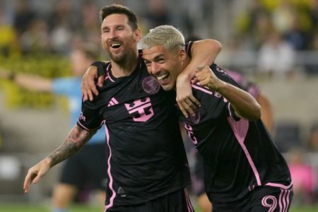 Lionel Messi #10 e Luis Suarez #9 do Inter Miami CF abraçados