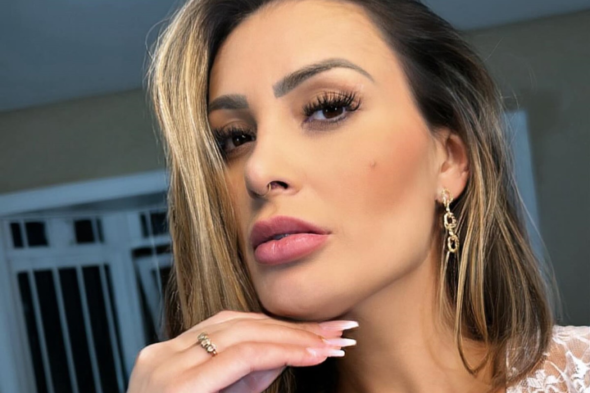Andressa Urach posa séria para as redes sociais - Metrópoles