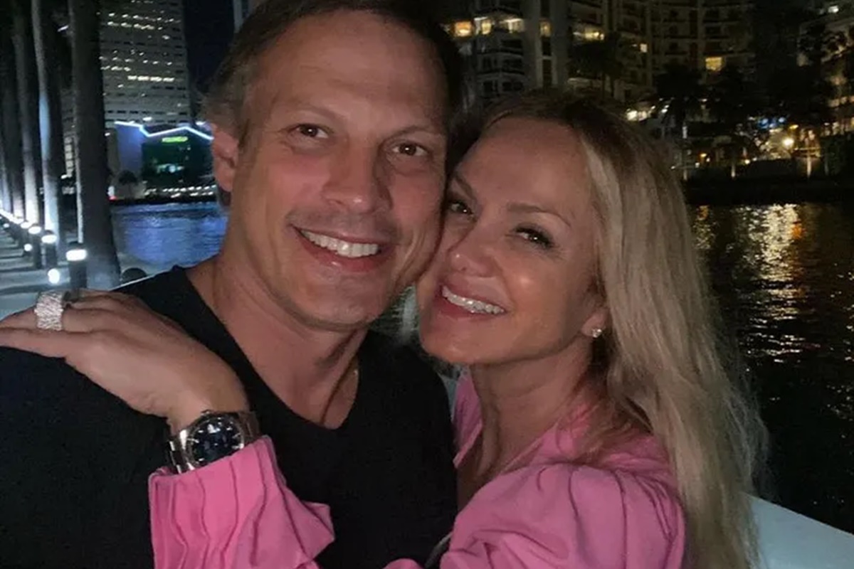 Eliana e o marido, Adriano Ricco posam em momento raro para as redes sociais - Metrópoles
