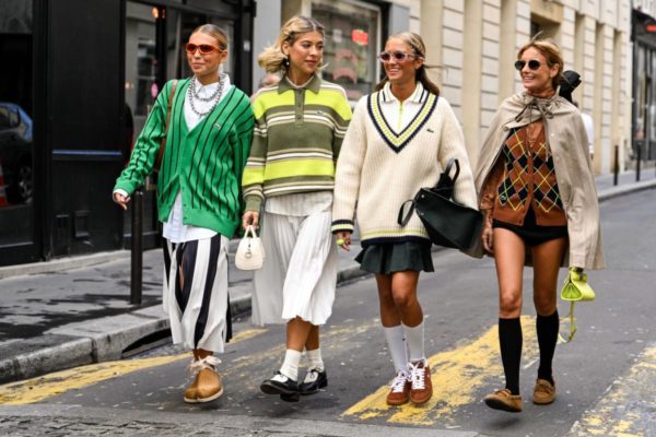 Na imagem com cor, mulher posando para foto no Paris Fashion Week tecido - metrópoles