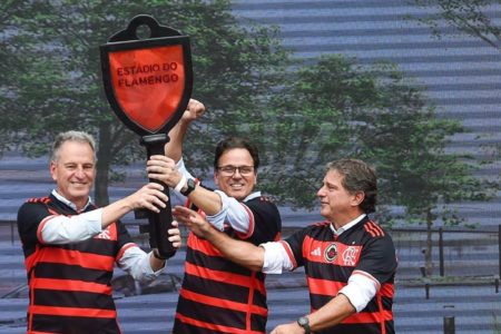 Imagem colorida de Landim tomando posse do terreno do Gasômetro - Metrópoles