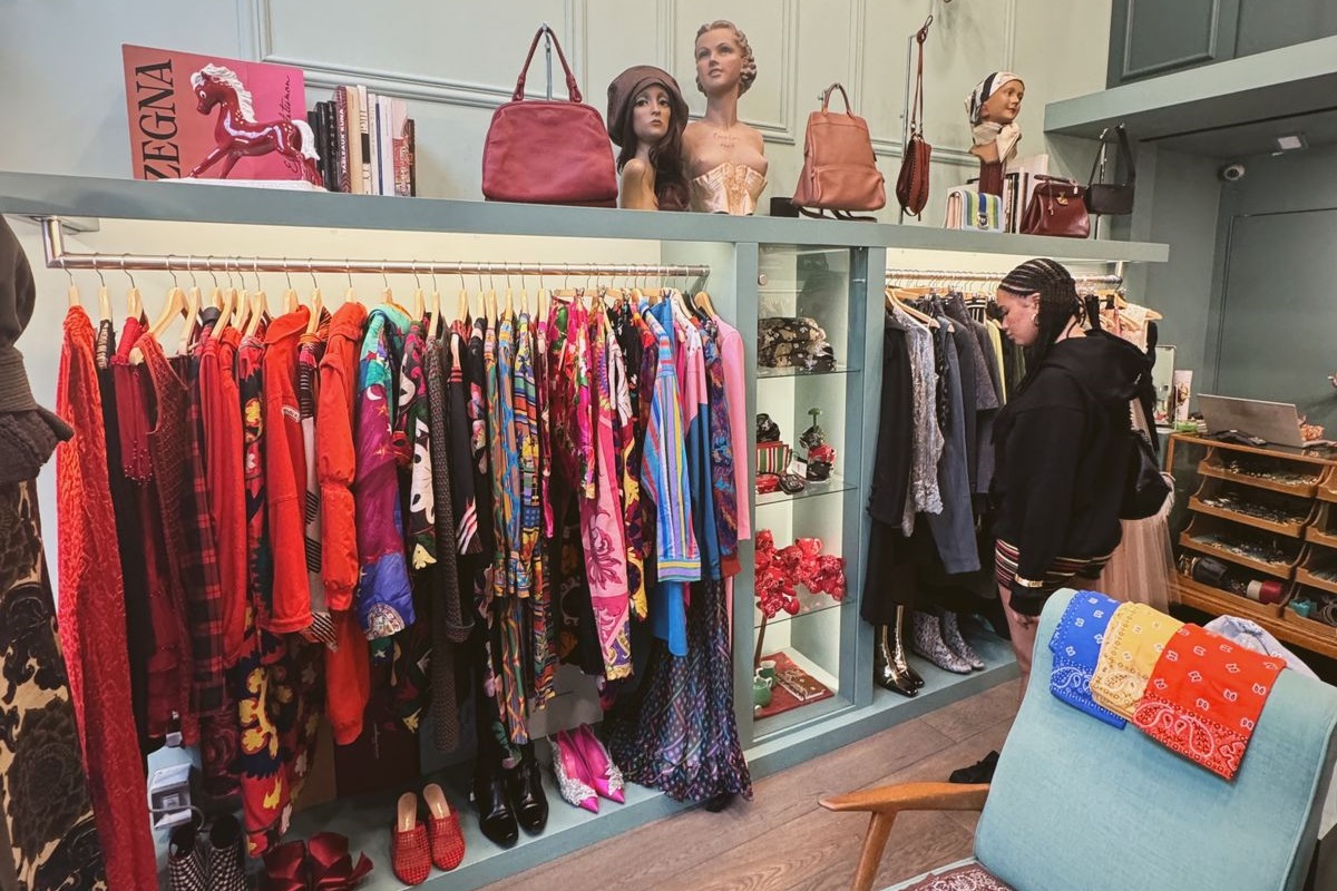 Roupas vintage em brechó, em Milão - Metrópoles
