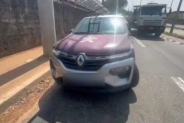 Imagem colorida de carro da Vivo. Metrópoles