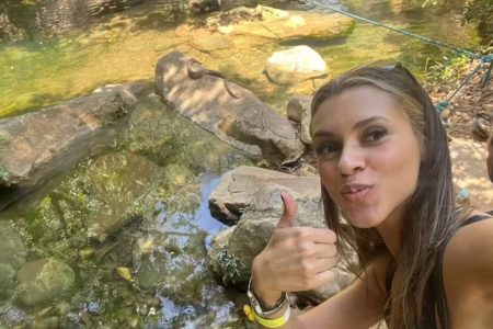 imagem colorida turista encontra cobra em cachoeira