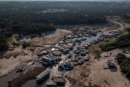 imagem colorida de seca no rio negro, em manaus