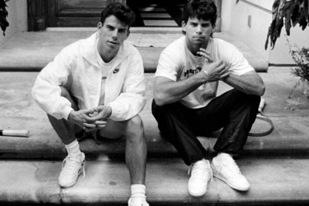 Foto em preto e branco de Erik e Lyle Menendez - Metrópoles