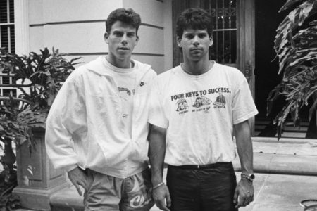 Foto em preto e branco de Erik e Lyle Menendez - Metrópoles