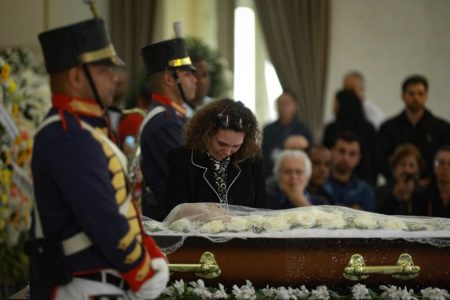 Foto da viúva de Cid Moreira em velório - Metrópoles