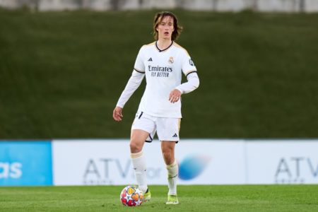 Foto colorida de Joan Martínez em campo pelo Real Madrid em jogo da Uefa Youth League - Metrópoles