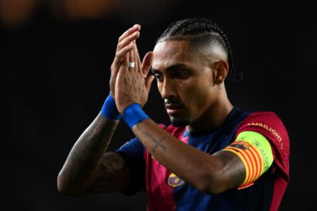 Foto colorida de Raphinha, do Barcelona, com a faixa de capitão - Metrópoles