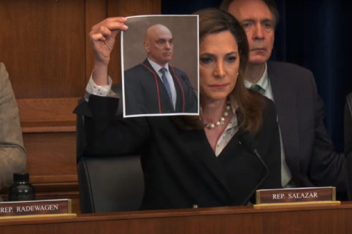 Deputados Moraes Bolsonaro A deputada Maria Elvira Salazar, do partido Republicano de Donald Trump, segura uma foto do ministro do STF Alexandre de Moraes.
