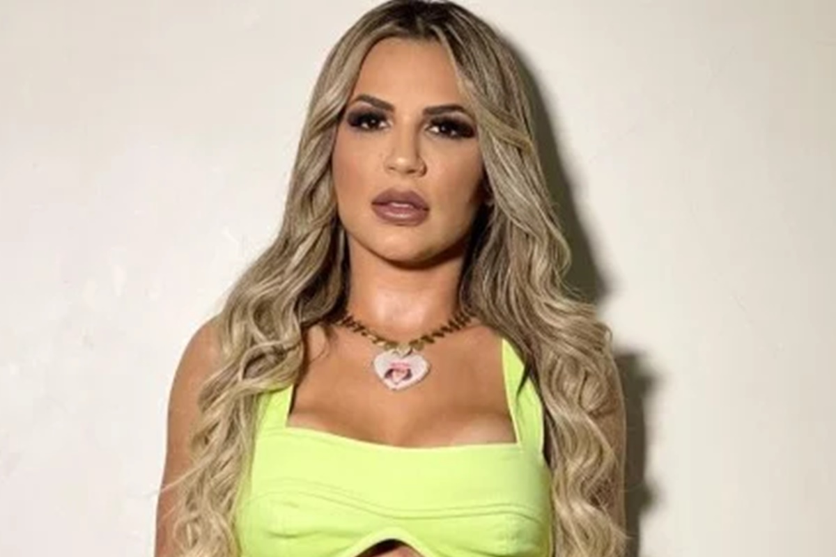 Deolane Bezerra posa de cabelos soltos e top amarelo para as redes sociais - Metrópoles